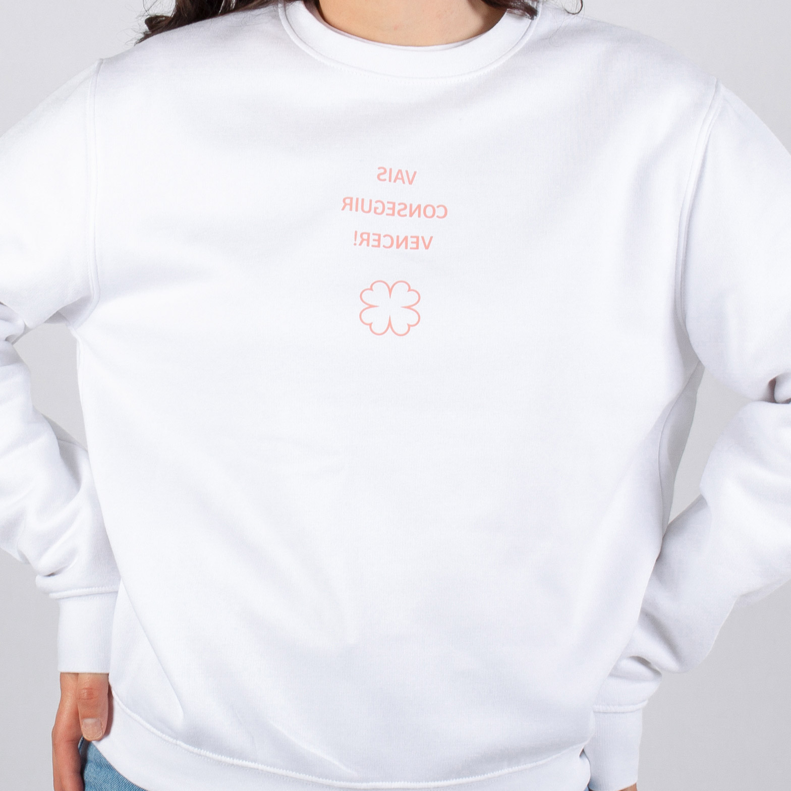 T-shirt Radiance e mensagem motivadora refletida no espelho